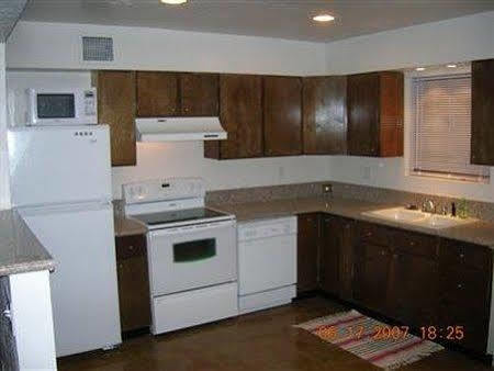 Raz Inn Central Phoenix Room photo
