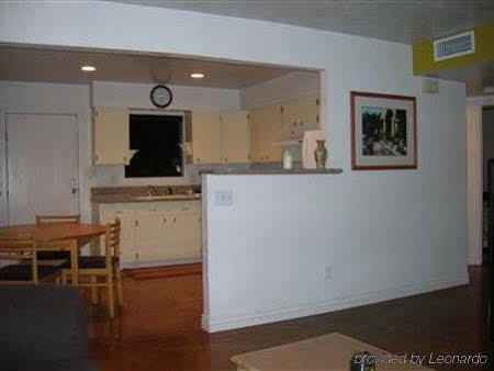 Raz Inn Central Phoenix Room photo